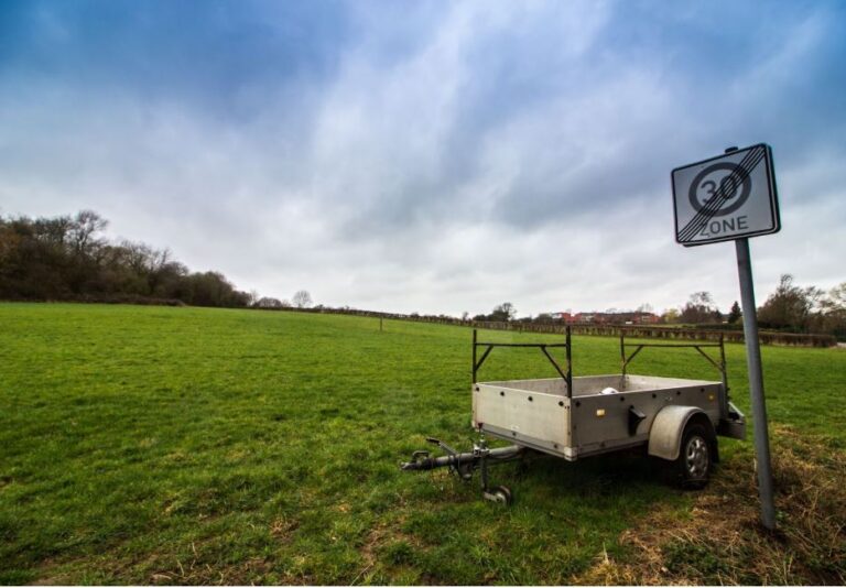 Anhänger 750 kg mit Plane